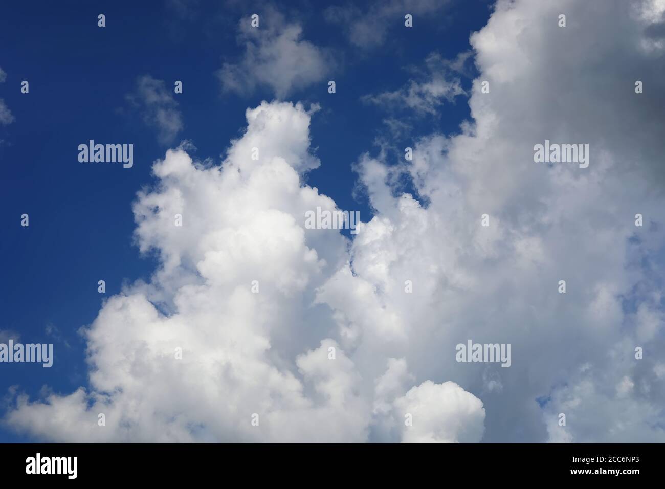 Tiefblauer Himmel mit weißen Wolken Hintergrund mit Platz für Text, blau wolkigen Himmel Textur, Stockfoto
