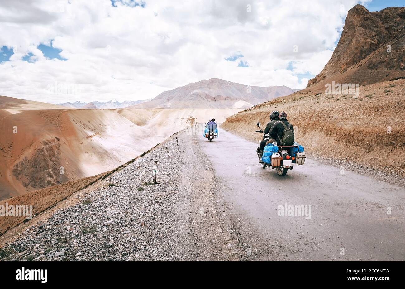 Motorradfahrer fahren in indischen Himalaya Straßen Stockfoto