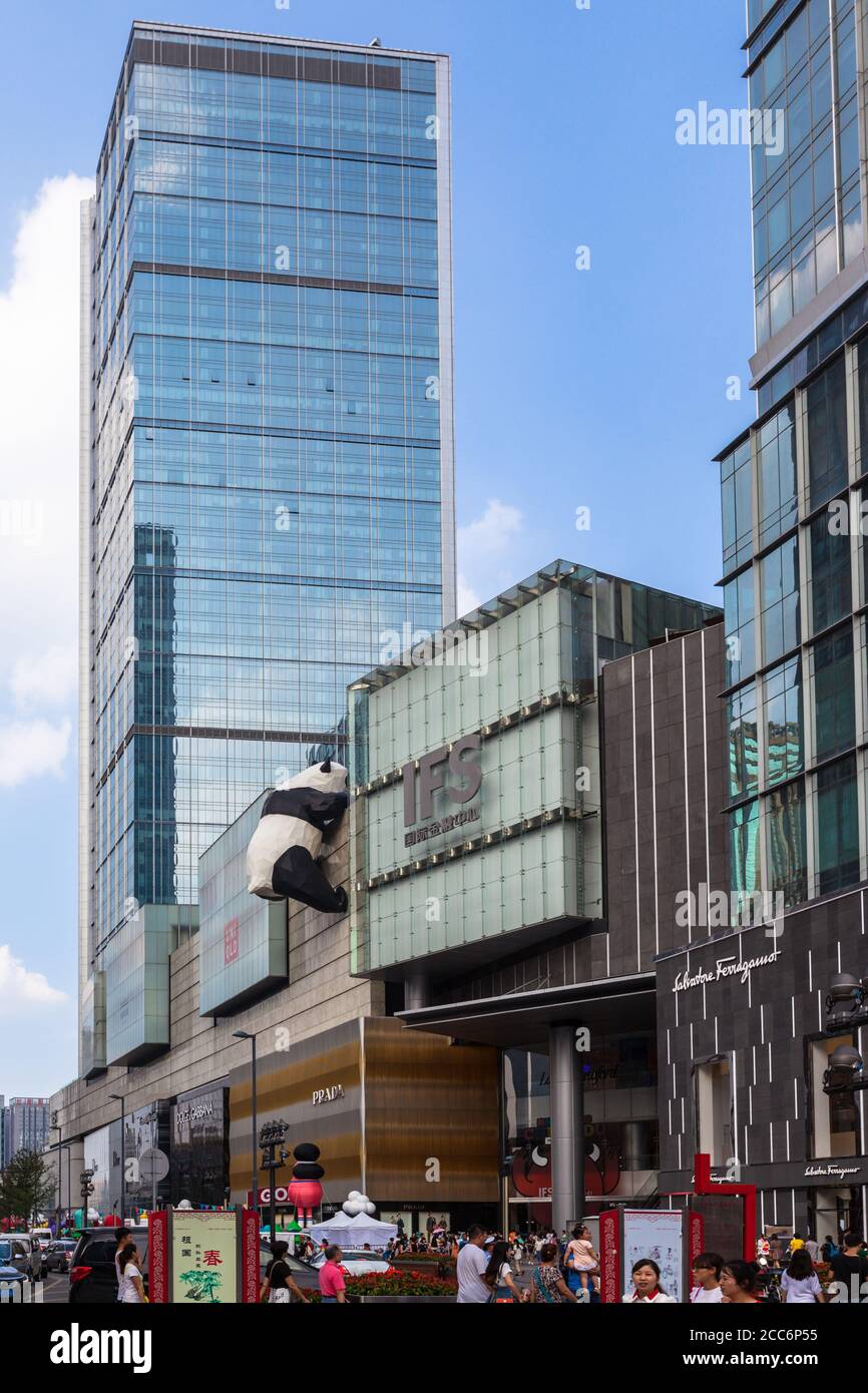 Chengdu, China - 15. August 2015 - viele Menschen in der Nähe des International Finance Centre (IFS), einem großen Einkaufszentrum im Stadtzentrum von Chengdu, Th Stockfoto