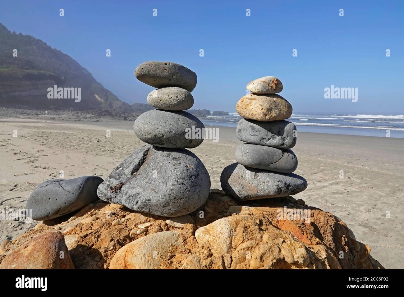 Gestapelte Felsen weisen auf Elf Habitat am Stonefield Beach an der Pazifikküste von Oregon in der Nähe der Stadt Florence, Oregon, hin. Stockfoto