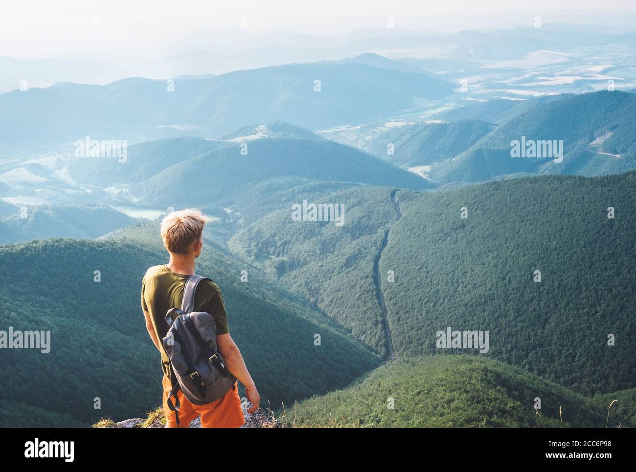 Junge Mann Touristen steht auf der Spitze des Hügels und Genießt mit Infinity-Hügel Panorama Stockfoto