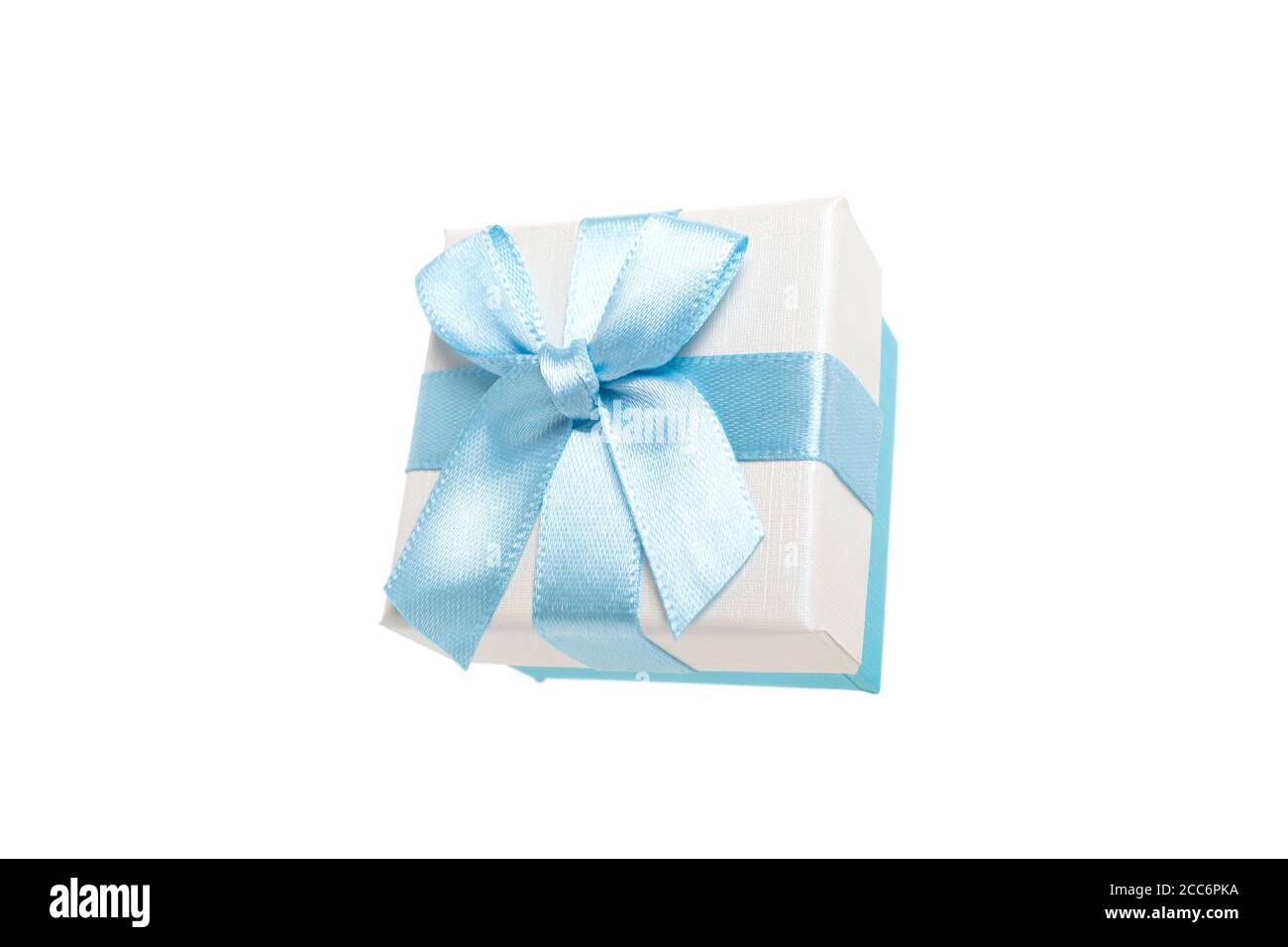 Geschenkbox mit Schleife für Ringe in einer zarten Farbe von Blau und Beige. Überraschung für eine Geburtstagsfeier, ein weihnachtsfest und Herzlichen Glückwunsch. Nahaufnahme st Stockfoto