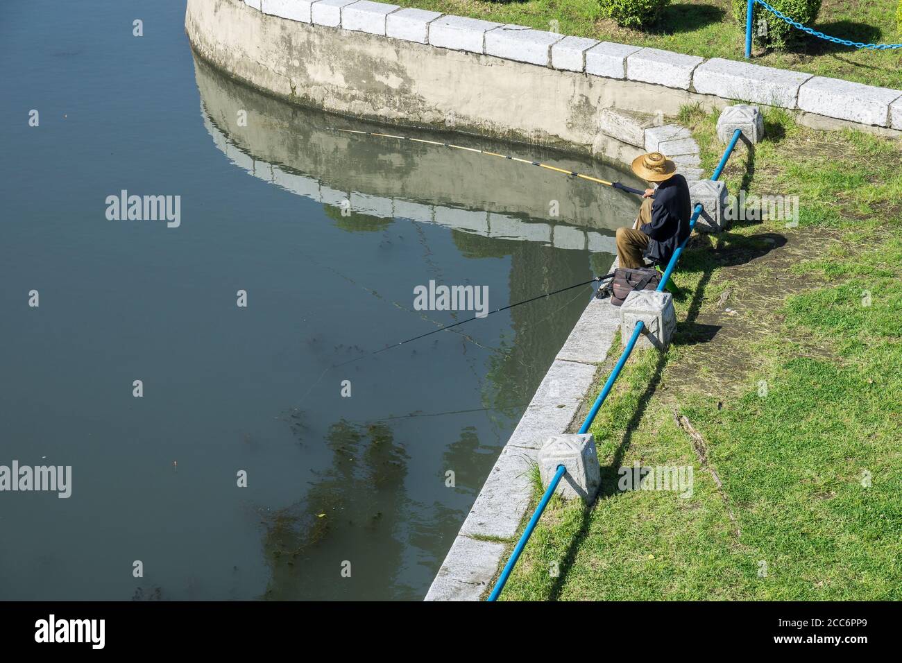 Nordkoreanischer Mann, der im Taedong-Fluss, Pjöngjang, Nordkorea fischt Stockfoto