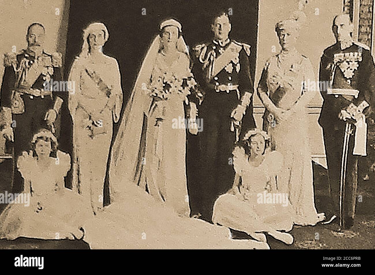 1934 - UK Royal Group Portrait bei der Hochzeit von Prinz George, Duke of Kent & Princess Marina of Greece & Denmark in Westminster Abbey, London.Ihre Hochzeit war die erste königliche Hochzeitszeremonie, die per Funk und über Mikrofone und Lautsprecher übertragen wurde. Ihr Kleid wurde von Edward Molyneux entworfen. Ihr erstes Zuhause war am 3 Belgrave Square. Die Prinzessin wurde 1942 verwitwet, als ihr Mann bei einem Flugzeugabsturz im aktiven Dienst getötet wurde. Stockfoto