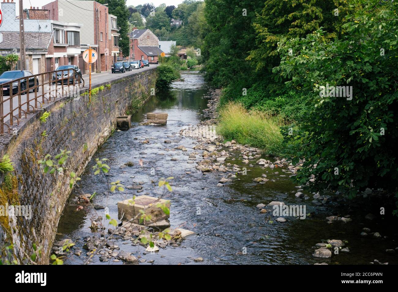 Ein Blick auf den Fluss durch die Stadt Theux, Belgien Stockfoto