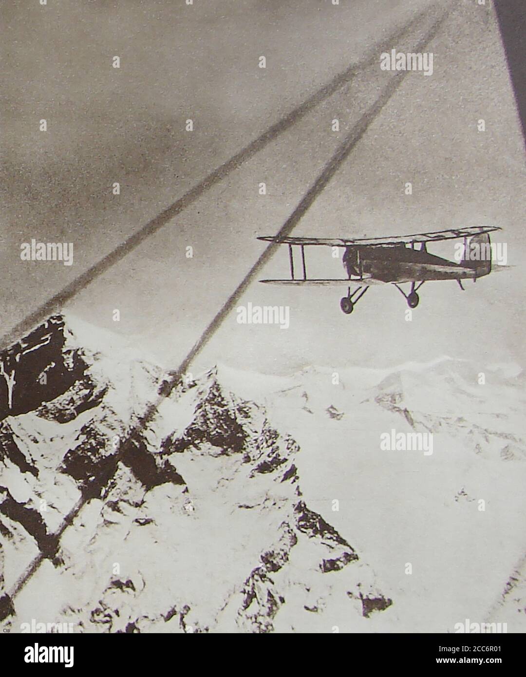 3. April 1933 - zwei Flugzeuge der Houston Everest-Expedition Filmen als erste die erste Gipfelüberquerung per Flugzeug. Die beiden beteiligten Flugzeuge wurden vom 14. Herzog von Hamilton und 11. Herzog von Brandon & Lieut pilotiert. David McIntyre . Stockfoto