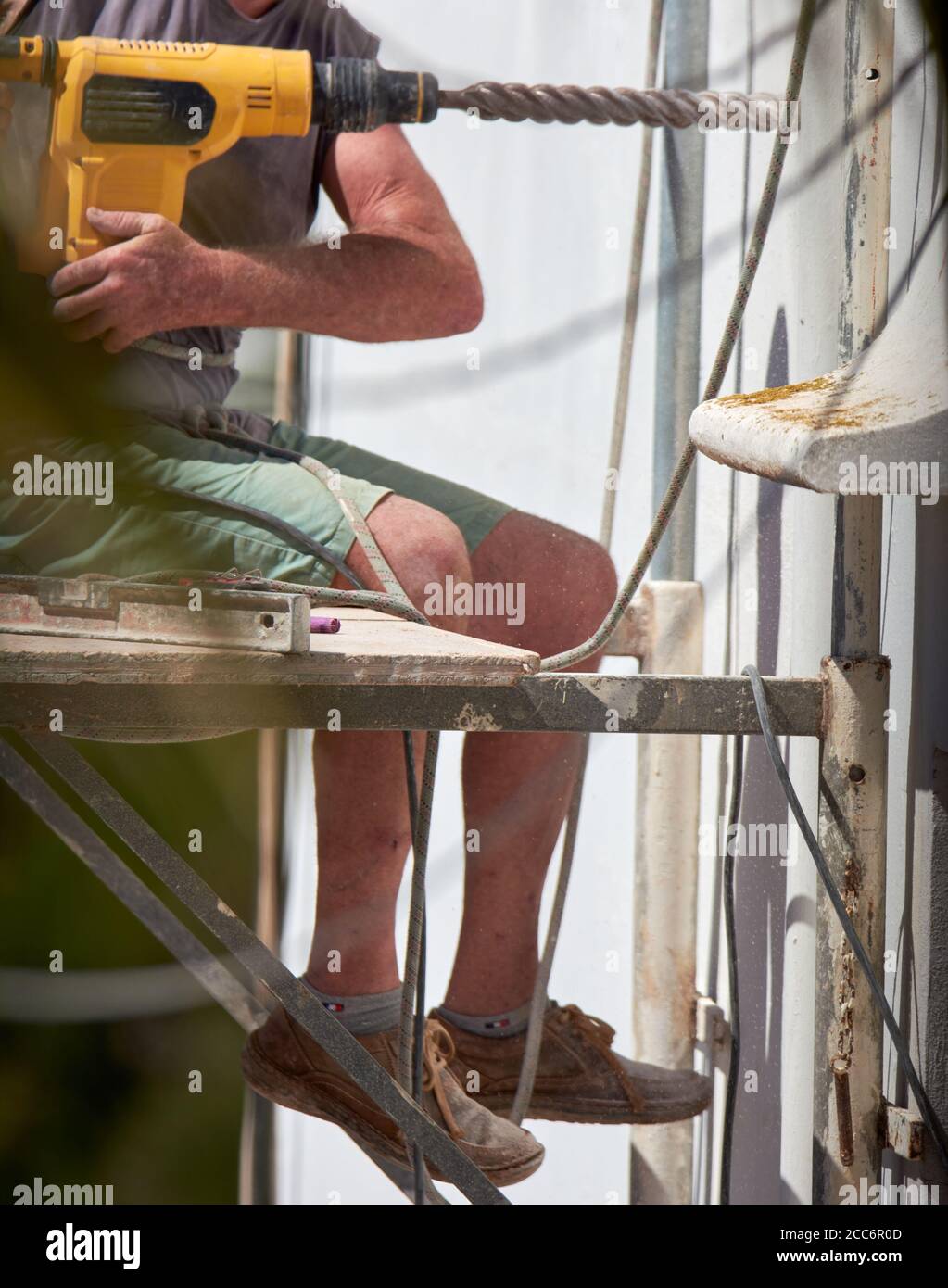 Älterer Mann, der schwere Arbeit verrichten kann Stockfoto