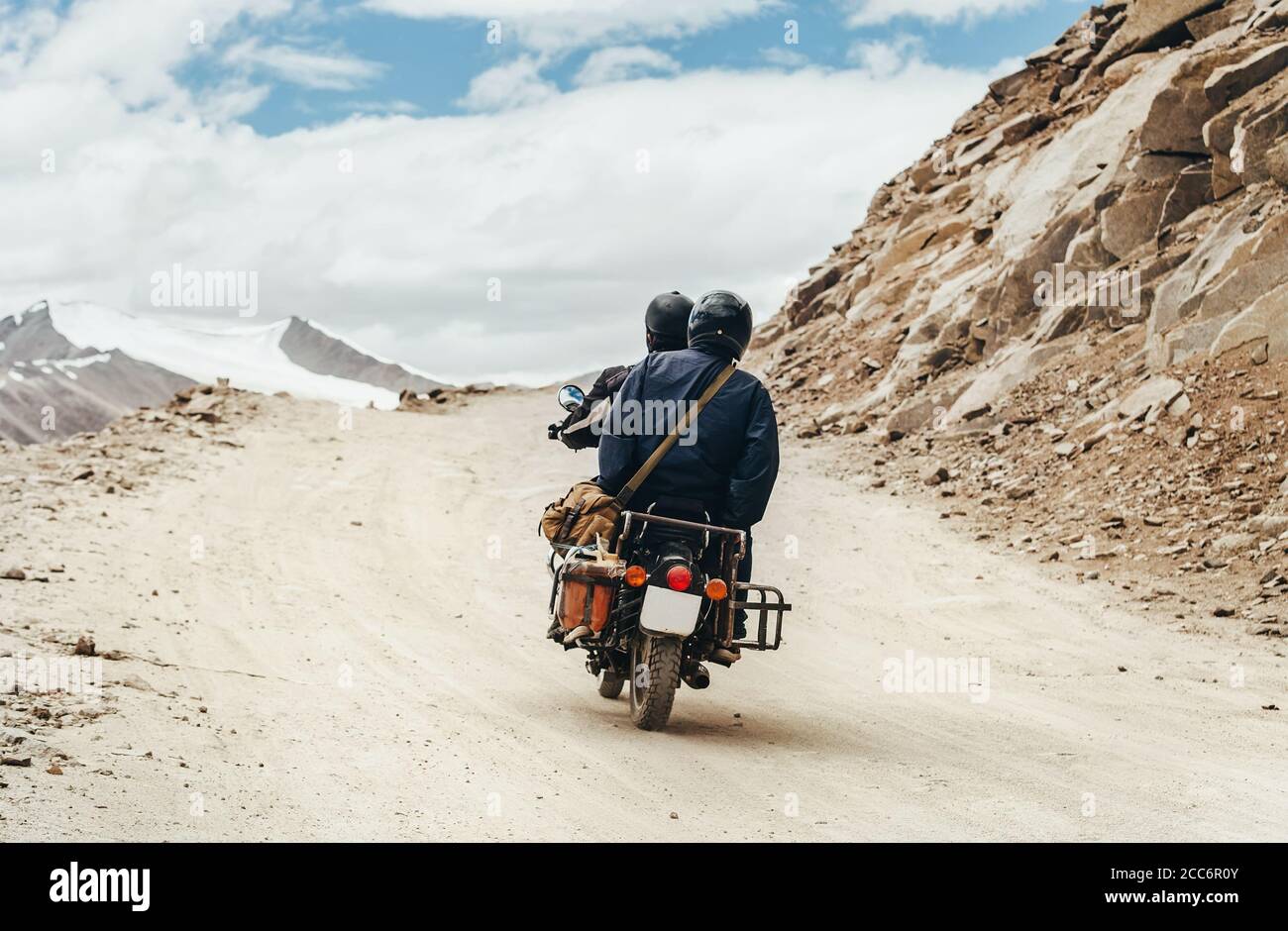 Motobike Reisende fahren in indischen Himalaya Straßen Stockfoto
