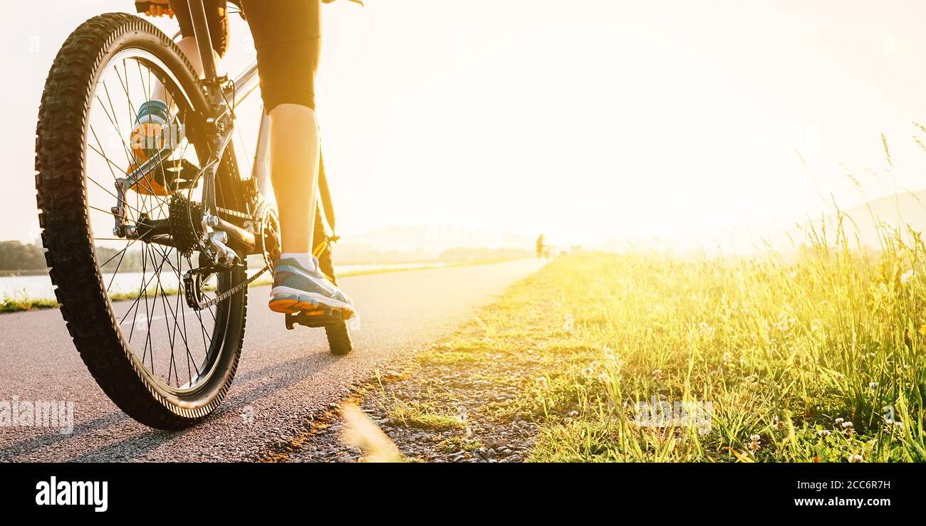 Frau Füße auf bycikle Pedal in Sonnenuntergang Licht Stockfoto