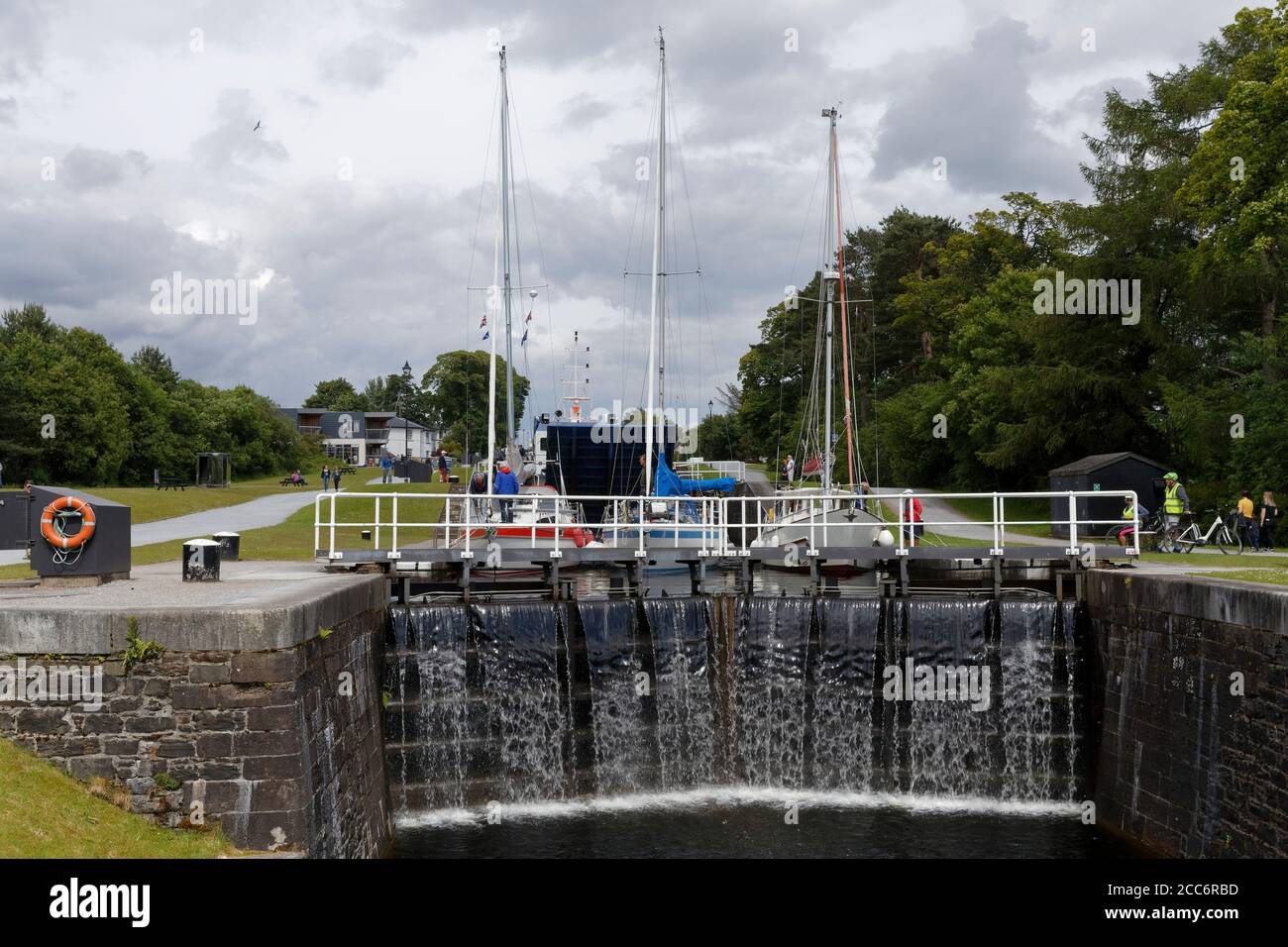 Yachten warten als Schleusen unten auf Neptunes Treppe Caledonian Canal Fort William Schottland Stockfoto