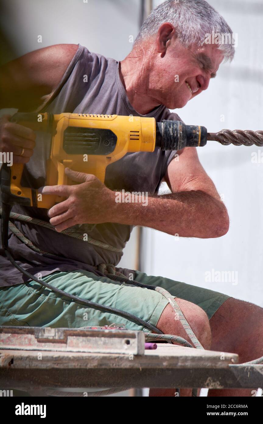 Älterer Mann, der schwere Arbeit verrichten kann Stockfoto