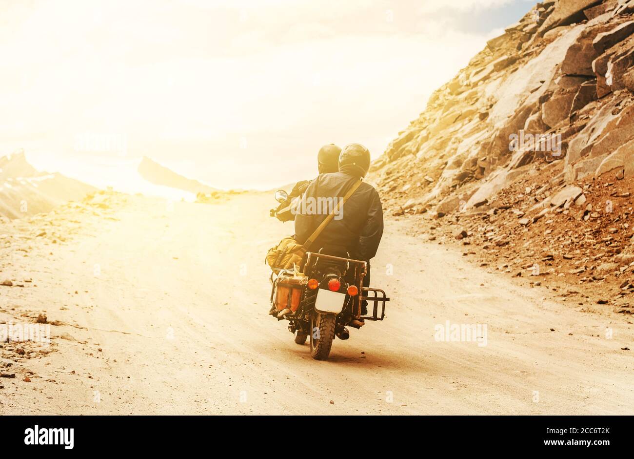 Motobike Reisende fahren in indischen Himalaya Straßen Stockfoto