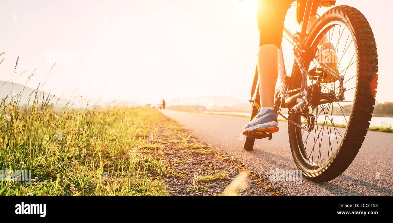 Frau Füße auf bycikle Pedal in Sonnenuntergang Licht Stockfoto