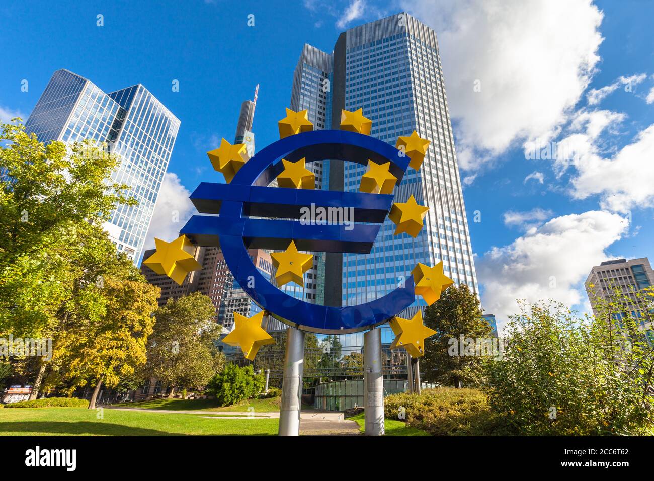 Frankfurt am Main, 2. Oktober 2016 - die riesige Skulptur des Euro-Zeichens vor dem Hauptgebäude der Europäischen Zentralbank in Franf Stockfoto