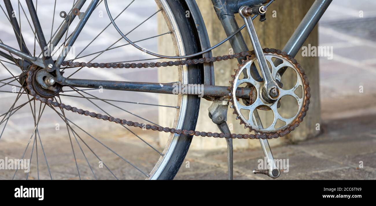 Detail des alten zerstörten Fahrrads, mit rostiger Kette Stockfoto