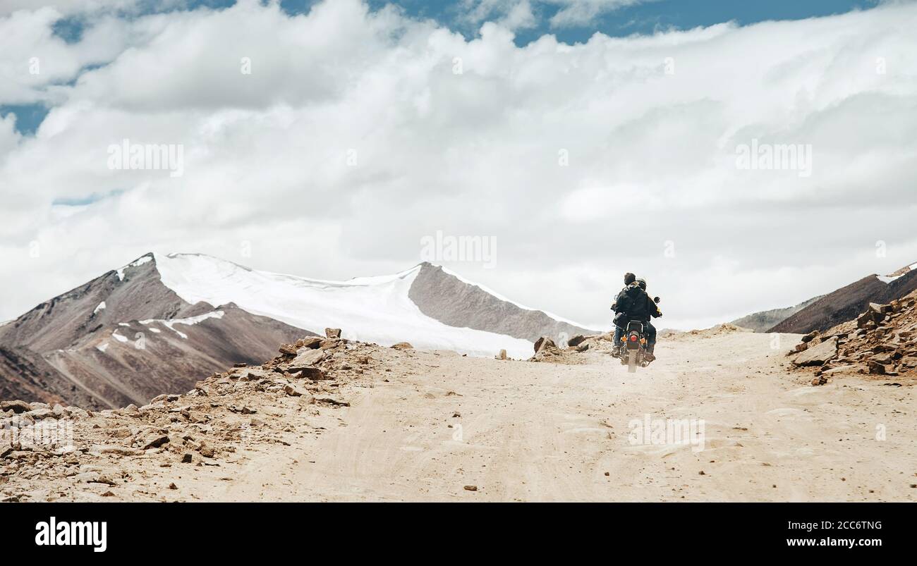 Motobike Reisende fahren auf der Bergpassstraße im indischen Himalaya Stockfoto