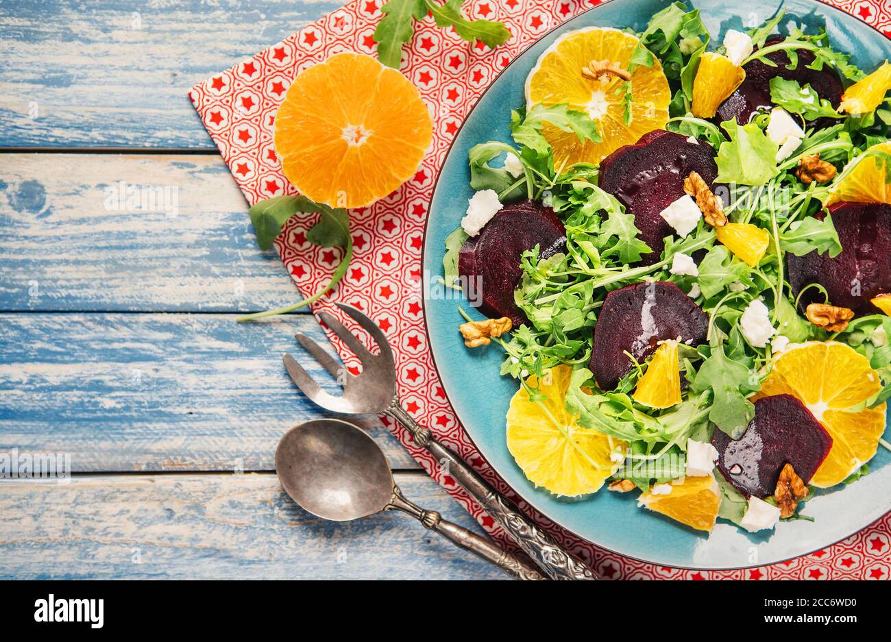 Frischer Salsd mit Rote Bete, Orange und Rucola. Vitaminreiche und gesunde Lebensmittel. Leichte Ernährung für die Urlaubszeit. Vegetarische Ernährung Stockfoto