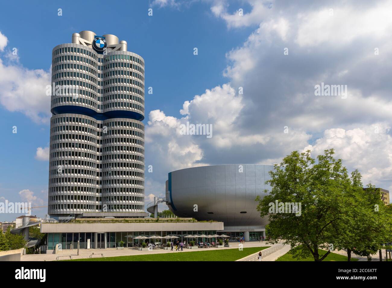 München, Deutschland - 9. Juni 2018 - Außenansicht des Bürogebäudes und des Museums der Bayerischen Motoren Werke, einem berühmten Automobil und Motor Stockfoto