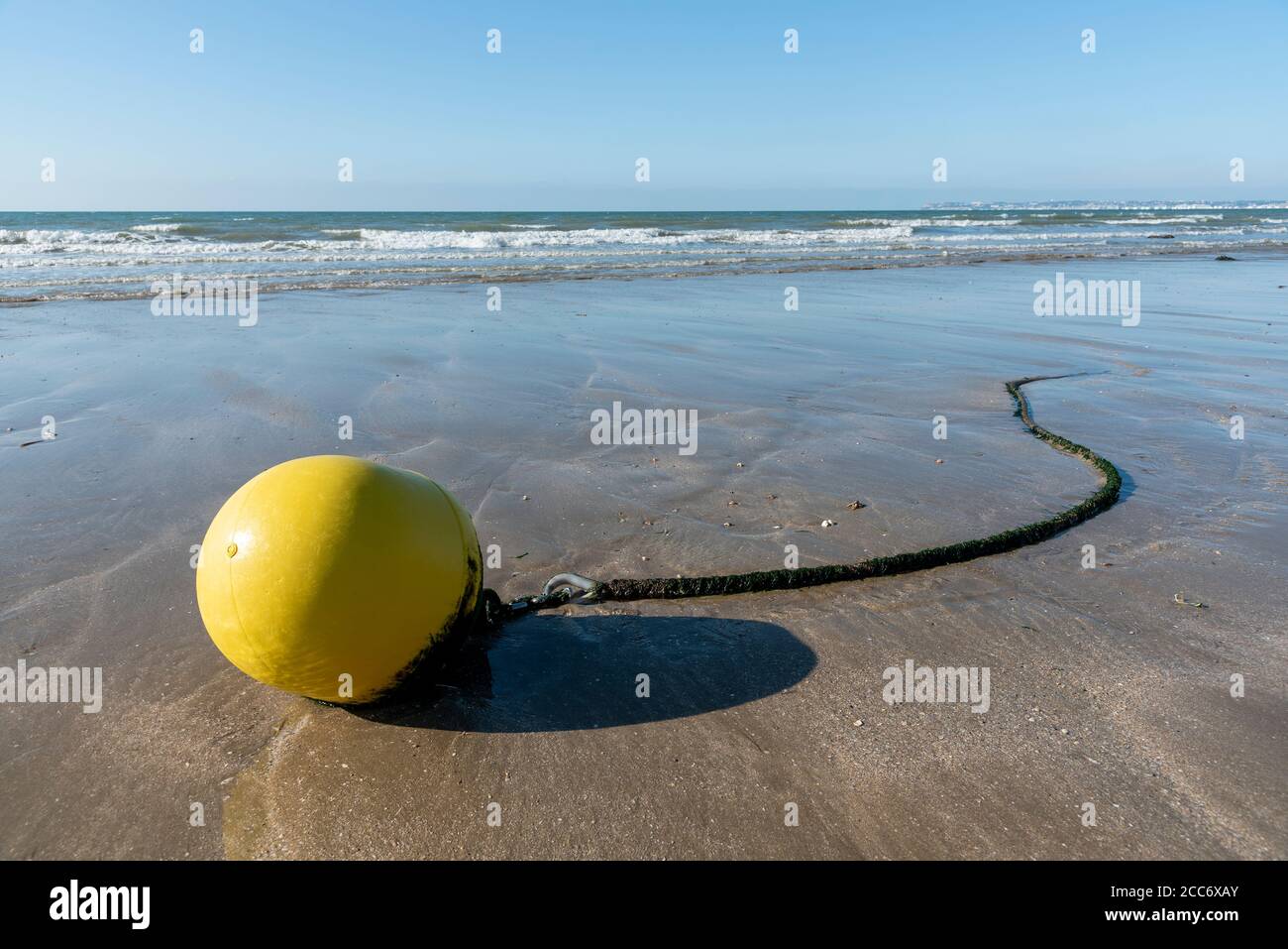 Boje am Strand von Trouville-Sur-Mer, Frankreich Stockfoto