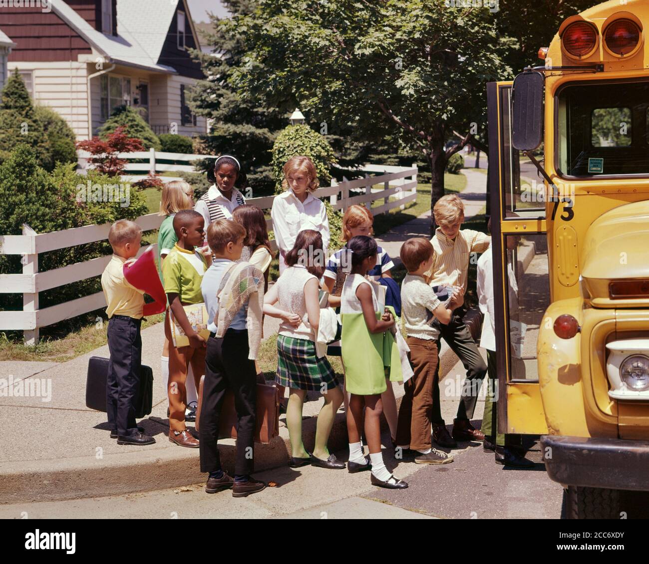 1960S 1970ER ETHNISCH VERSCHIEDENE GRUPPE VON SCHULKINDER JUNGEN UND MÄDCHEN, DIE IN EINEN SCHULBUS IN EINEM VORORT STEIGEN - KS5974 HAR001 HARS MÄNNER VERTRAUEN TRANSPORT FREIHEIT SCHULEN GRAD NACHBARSCHAFT KRAFTFAHRZEUG AFROAMERIKANER AFROAMERIKANER UND WISSENSFORTSCHRITT SCHWARZE ETHNIZITÄT INTEGRIERTE GELEGENHEIT PRIMÄRVERBINDUNG STILVOLLE ABWECHSLUNGSREICHE BUSSE ZUSAMMENARBEIT ETHNISCH GRADE SCHULWACHSTUM JUGENDLICHE PRE-TEEN PRE-TEEN MÄDCHEN ZWEISAMKEIT TRANSIT KAUKASISCHEN ETHNIZITÄT HAR001 KRAFTFAHRZEUGE ALTMODISCHE AFROAMERIKANER Stockfoto