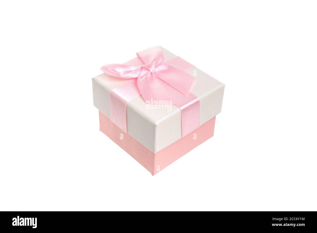 Beige Geschenkbox mit einer zarten rosa Verlobungsschleife. Geschenk für einen Geburtstagsurlaub, ein Weihnachtsfest und einen romantischen Gruß. Nahaufnahme des Studios Stockfoto