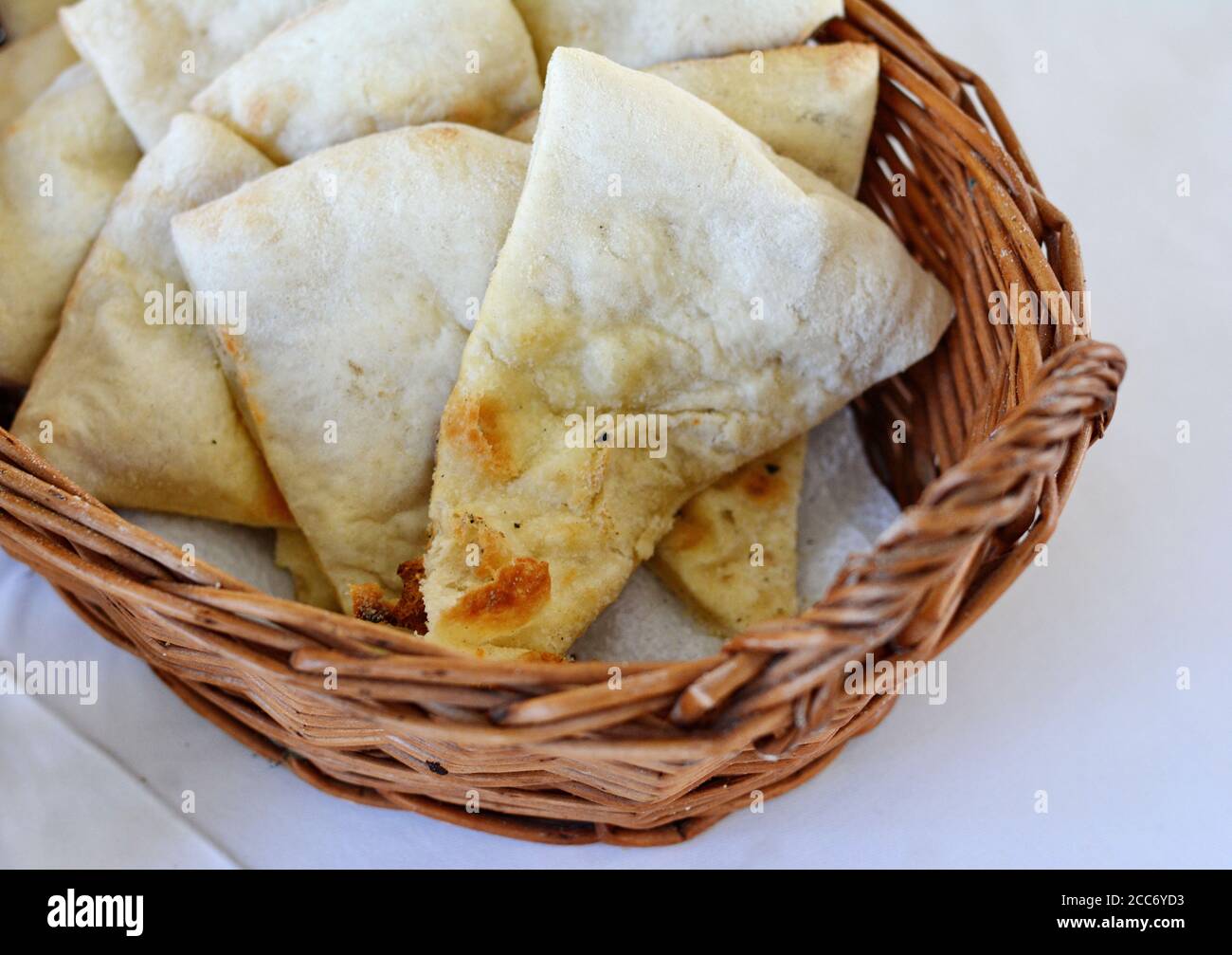 Geschichtetes Roggentortilla-Brot in einem Weidenkorb Stockfotografie ...