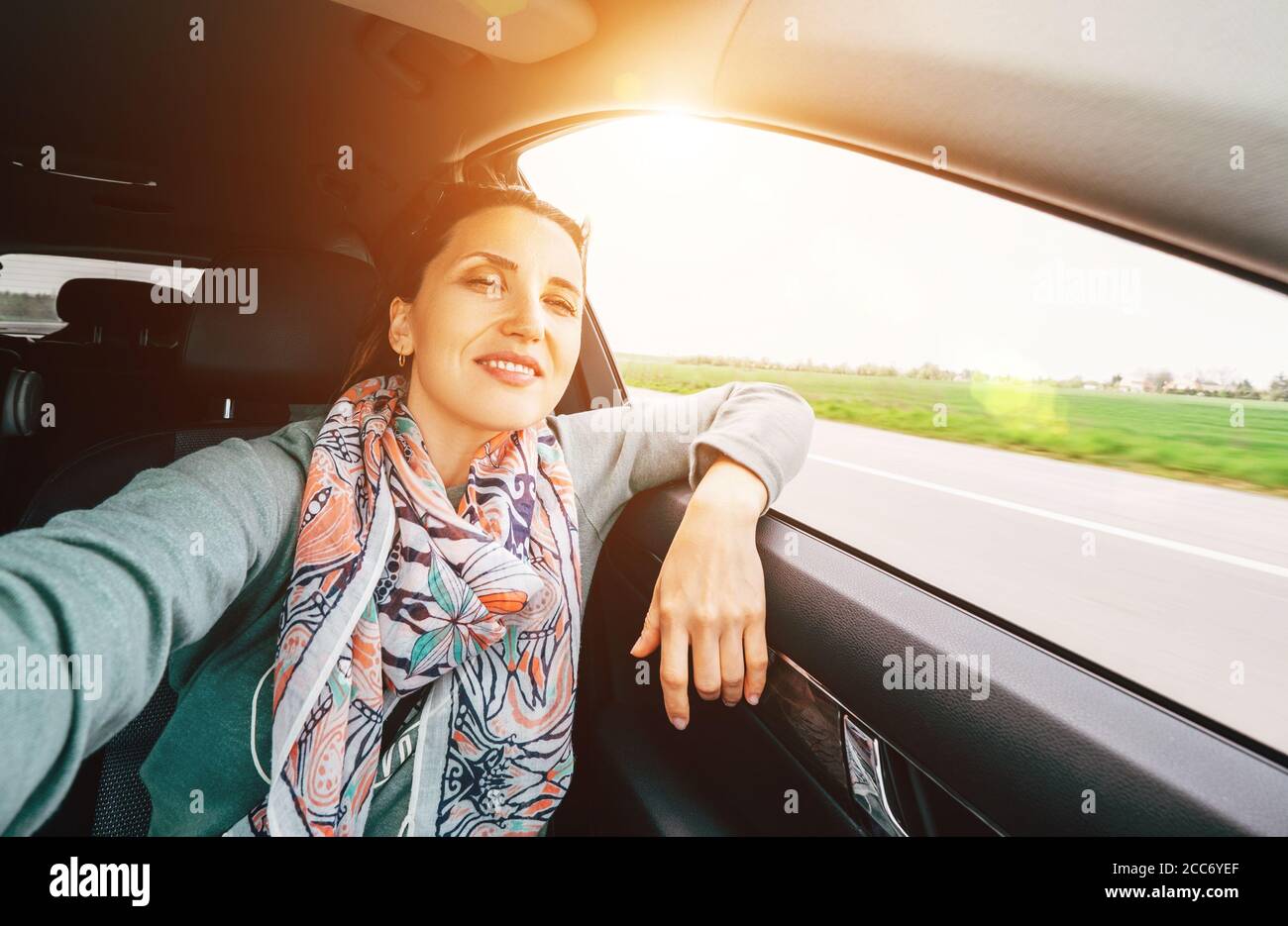 Frau genießen mit Blick aus dem Auto Fenster, wenn Sie mit dem Auto reisen Stockfoto