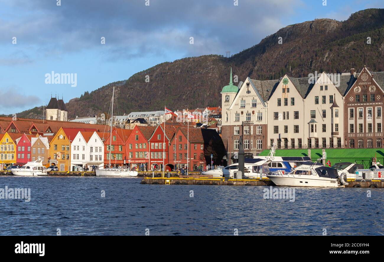 Bergen, Norwegen - 19. November 2017: Küstenstadtbild mit traditionellen norwegischen Häusern. Gewöhnliche Menschen gehen die Straße entlang. Bergen Bryggen Stockfoto