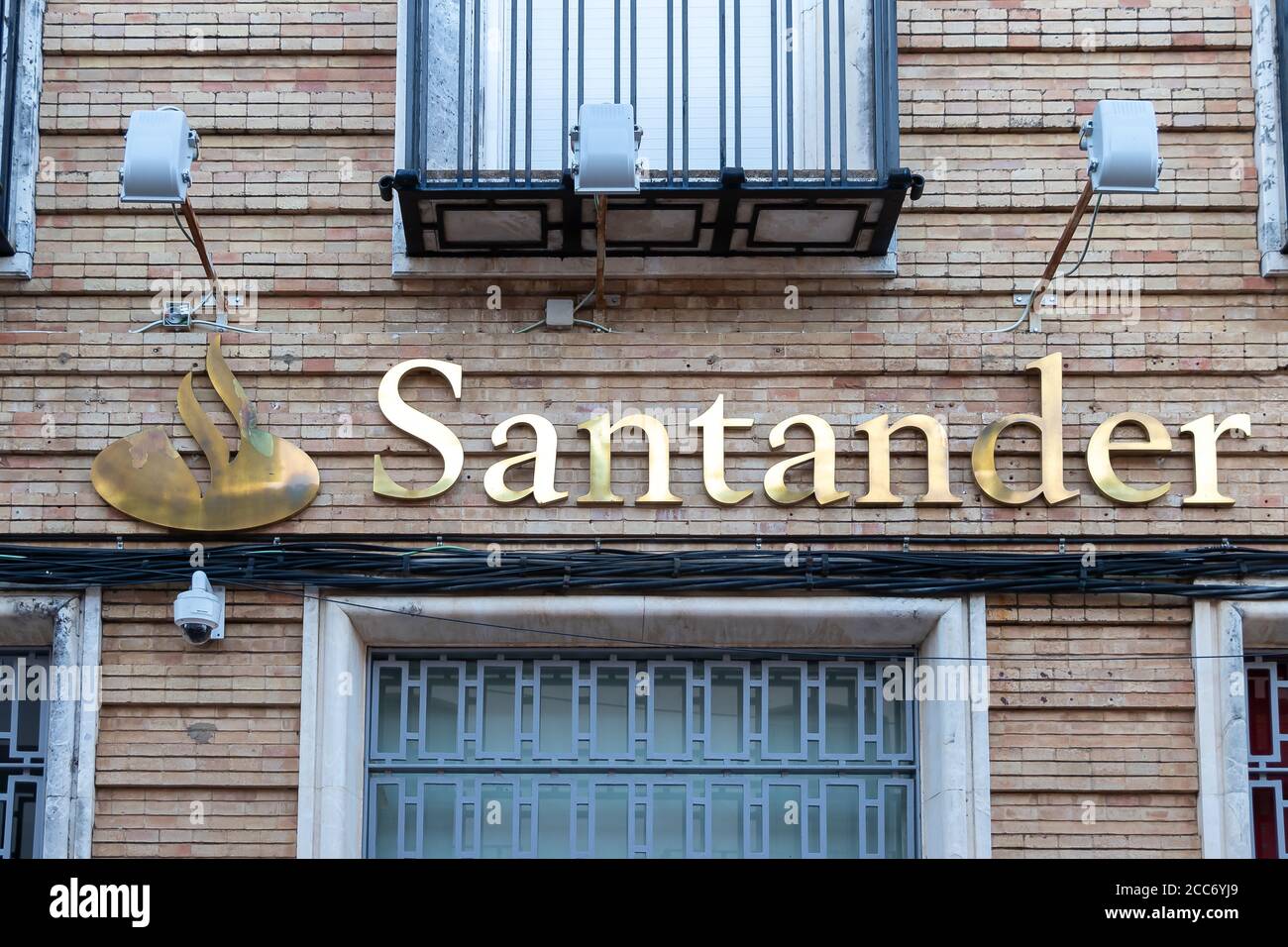 Huelva, Spanien - 16. August 2020: Eine Filiale der Banco Santander im Dorf Beas. Sie ist die größte Bank in der Eurozone und eine der größten in der Stockfoto