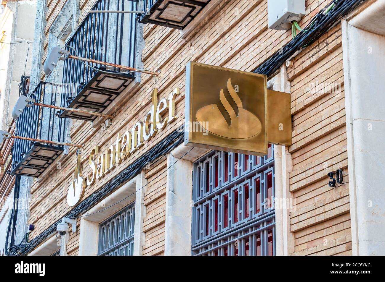 Huelva, Spanien - 16. August 2020: Eine Filiale der Banco Santander im Dorf Valverde del Camino. Sie ist die größte Bank in der Eurozone und eine der Stockfoto
