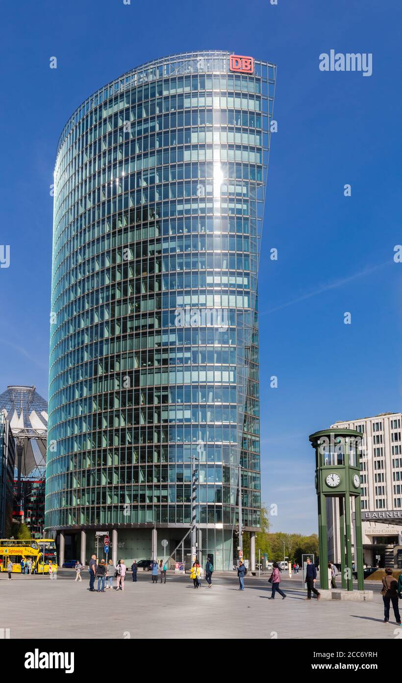 Berlin, 20. April 2019 - Blick auf das Bürogebäude des Hauptsitzes der Deutschen Bahn AG, den Bahntower an den Töpfen Stockfoto
