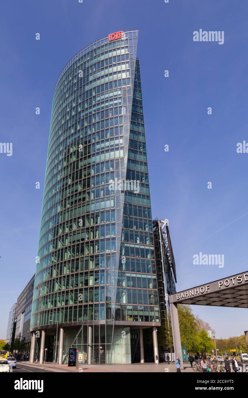 Berlin, 20. April 2019 - Blick auf das Bürogebäude des Hauptsitzes der Deutschen Bahn AG, den Bahntower an den Töpfen Stockfoto