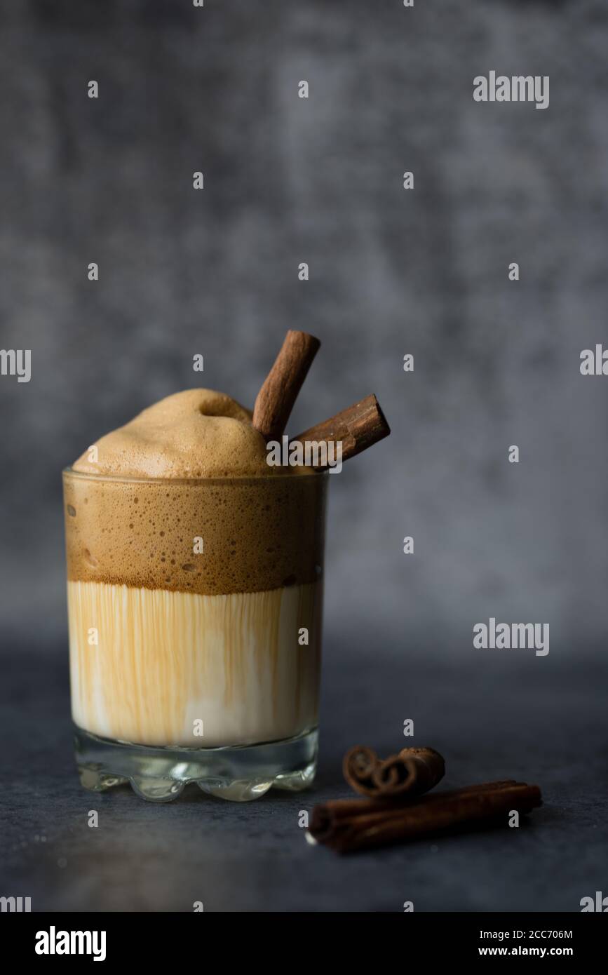 Schlagkaffee Dalgona Kaffee in kalter Milch Stockfoto