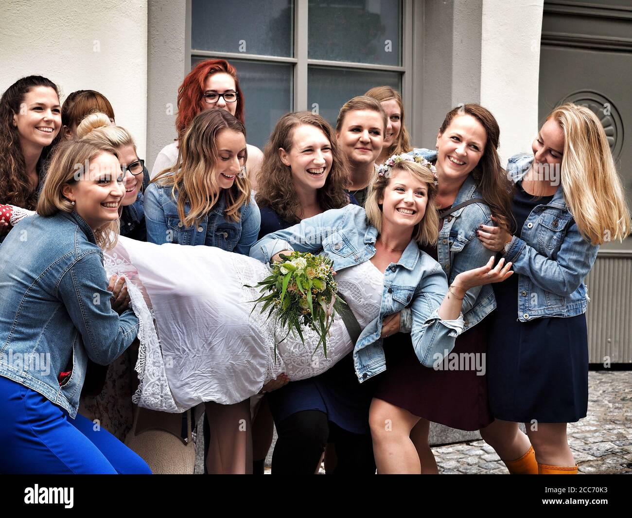 GUMPOLDSKIRCHEN, ÖSTERREICH - 09/01/2018. Glückliche kaukasische Braut unter lachenden Brautjungfern. Stockfoto