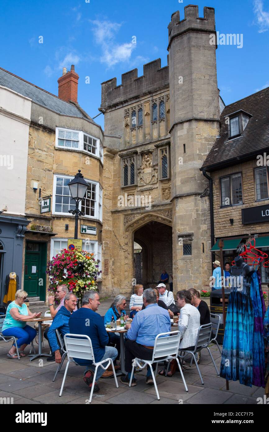 Marktplatz und Eintritt in den Palast der Bischöfe, Wells, Somerset Stockfoto