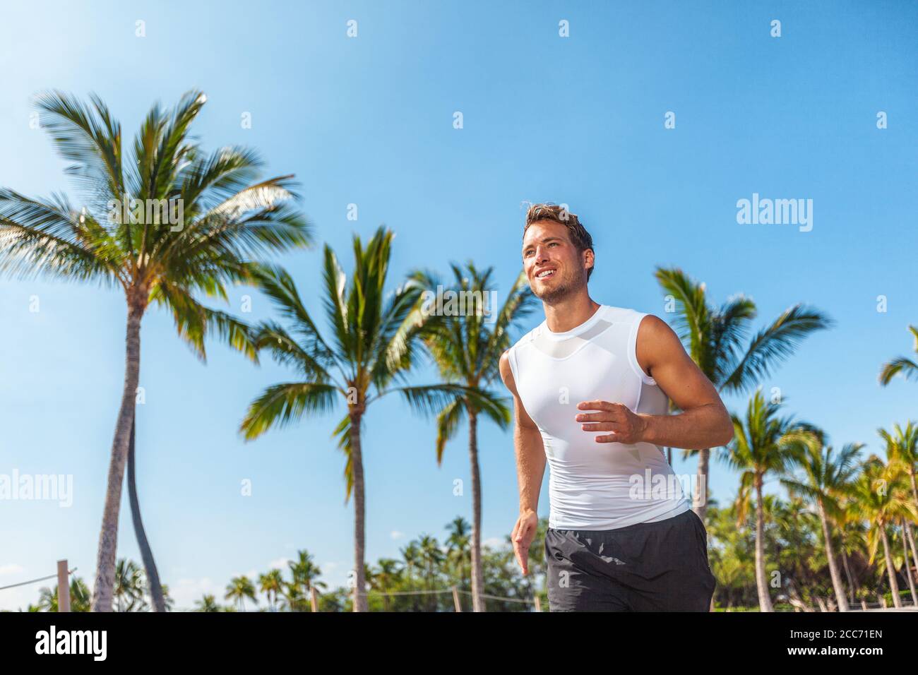 Run man Running Race Fitness Marathon im tropischen Sommer Strand Stockfoto