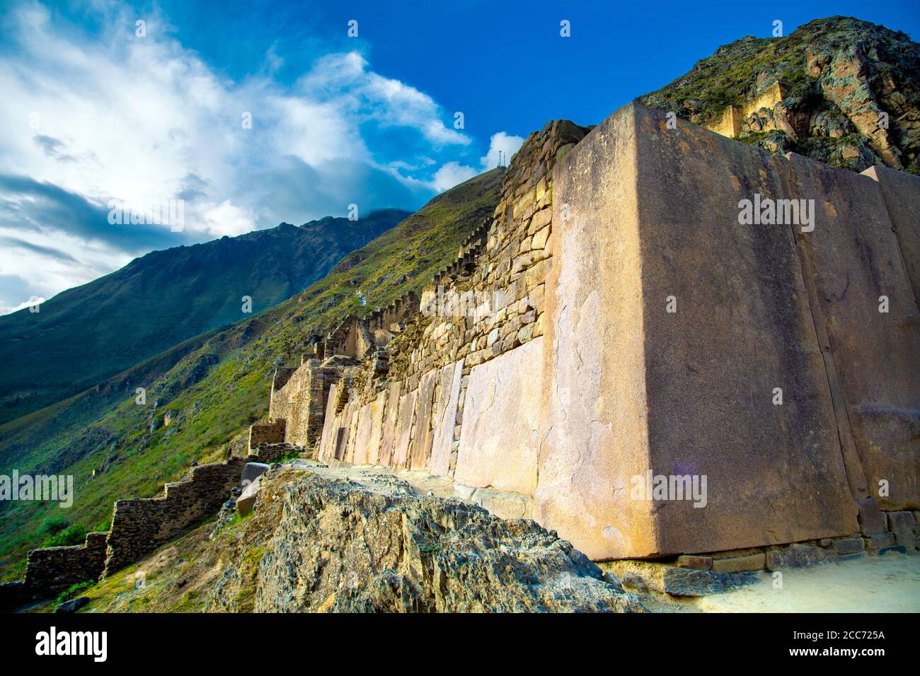 Der Sonnentempel mit der Mauer der sechs Monolithen, Inka-Ruine Ollantaytambo, Peru Stockfoto