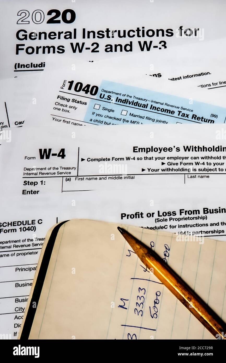 2020 US-Steuerformulare und ein Notizblock lagen auf einem Desktop in West des Moines, Iowa. Stockfoto