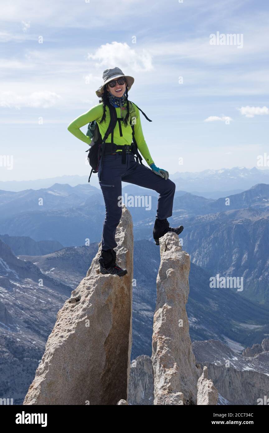 Asiatin auf dem steilen Gipfel des Mount Gabb In den Bergen der Sierra Nevada Stockfoto