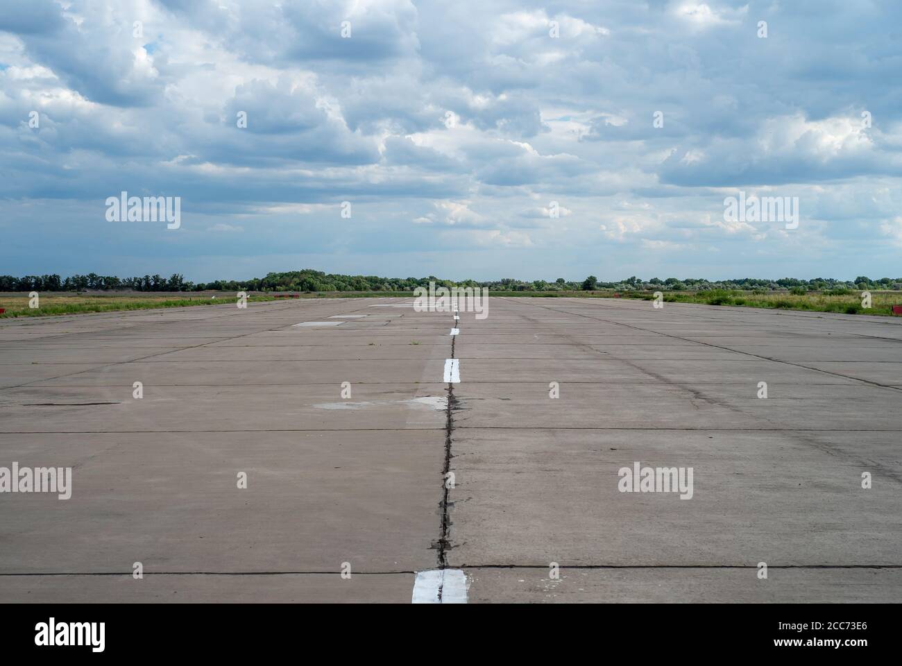Militärtransportflugplatz Kryvyi Rih. Leerer Laufsteg und Cumulus. Stockfoto