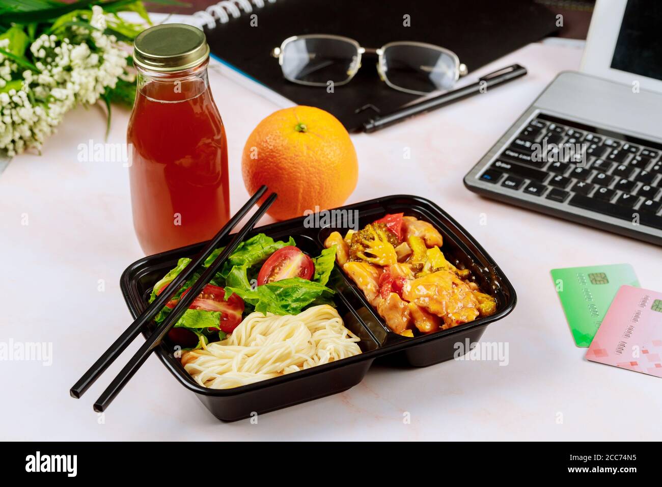 Home School-Konzept. Gesunde Mittagessen Bestellung oder Mittagessen Zeit. Stockfoto