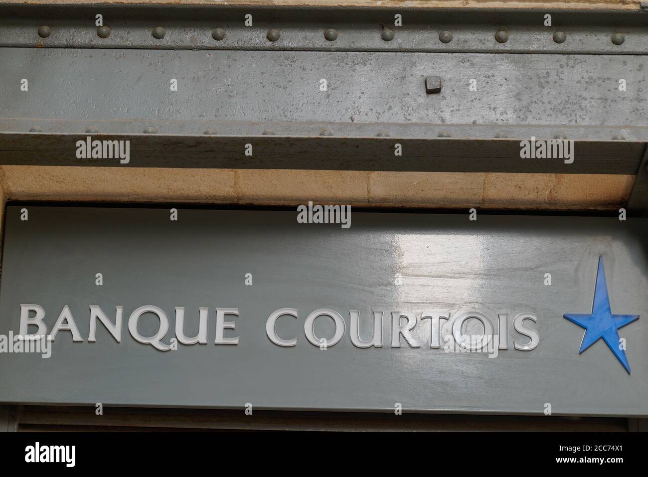 Bordeaux , Aquitaine / Frankreich - 08 16 2020 : Banque Courtois Stern Text und Logo auf Wand Agentur der französischen Bank Stockfoto