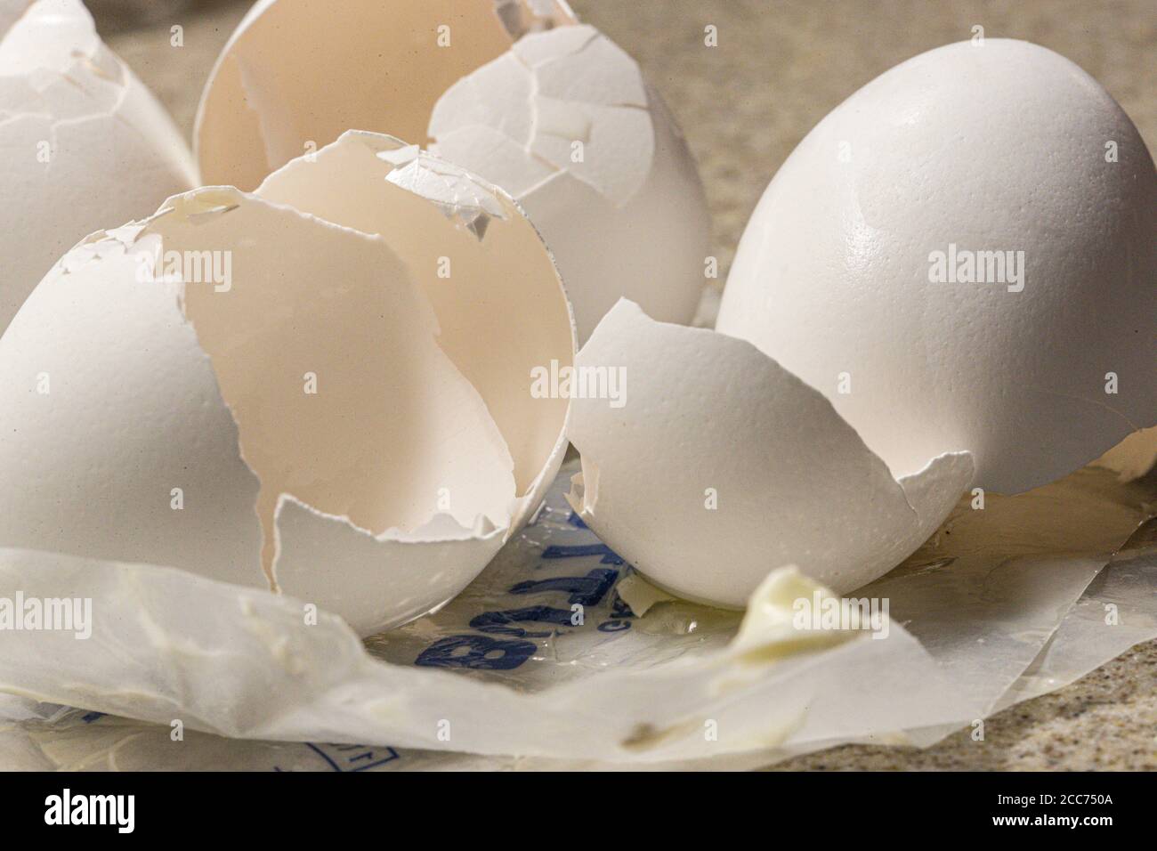 Eierschalen aus Backeiern auf leerer Butterverpackung Stockfoto