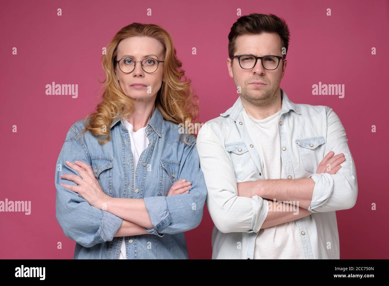 Serious Business-Team von reifen Mann und Frau in Brille Blick auf Kamera. Stockfoto
