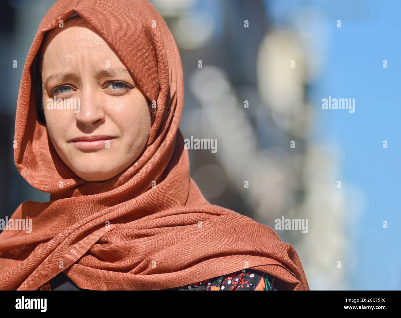 Europäisches muslimisches junges Mädchen mit blauen Augen, in der Via Sparano da Bari. Bari, Italien Stockfoto