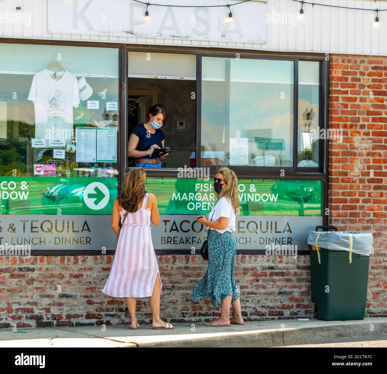 Zwei maskierte Frauen, die im K Pasa in Sag Harbor, NY, Lebensmittel bestellen Stockfoto