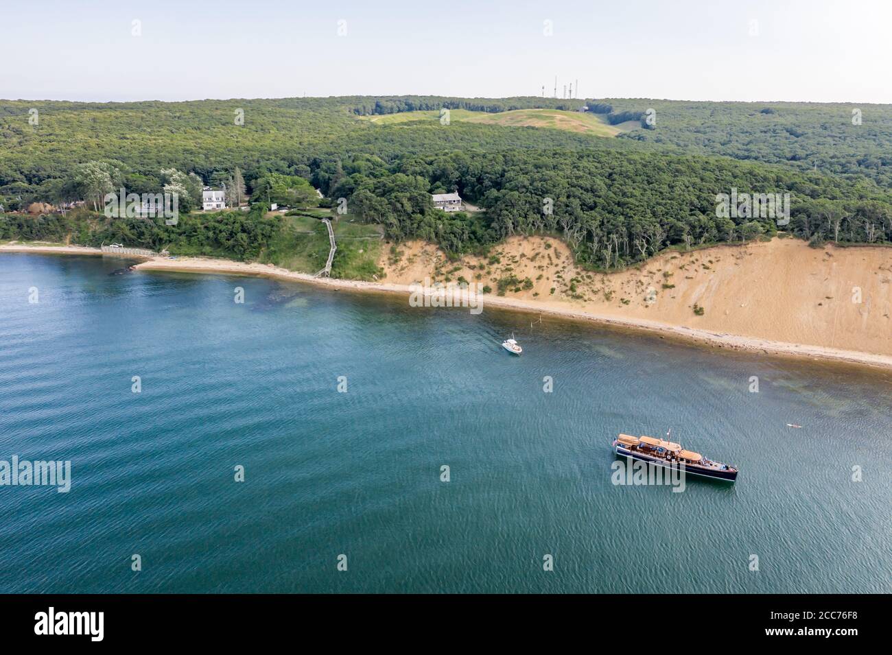 Luftaufnahme von Montauk mit privater Yacht im Vordergrund, Fort Pond Bay, Montauk Stockfoto