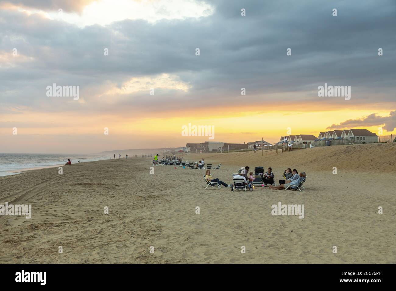 Gruppen von Menschen an Lagerfeuern in Montauk, NY Stockfoto