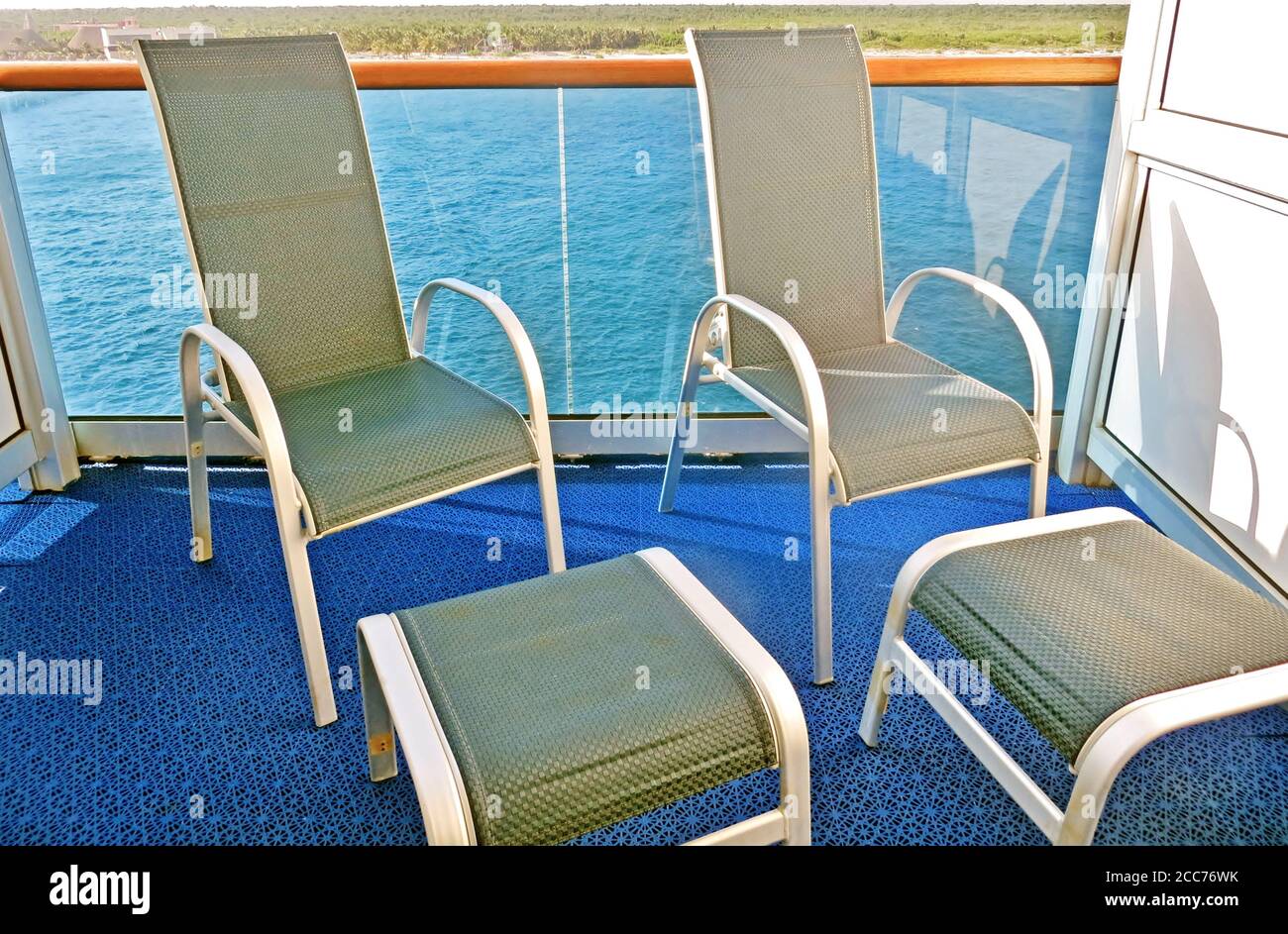 Leere Liegestühle auf einem Balkon auf einem Kreuzfahrtschiff Stockfoto