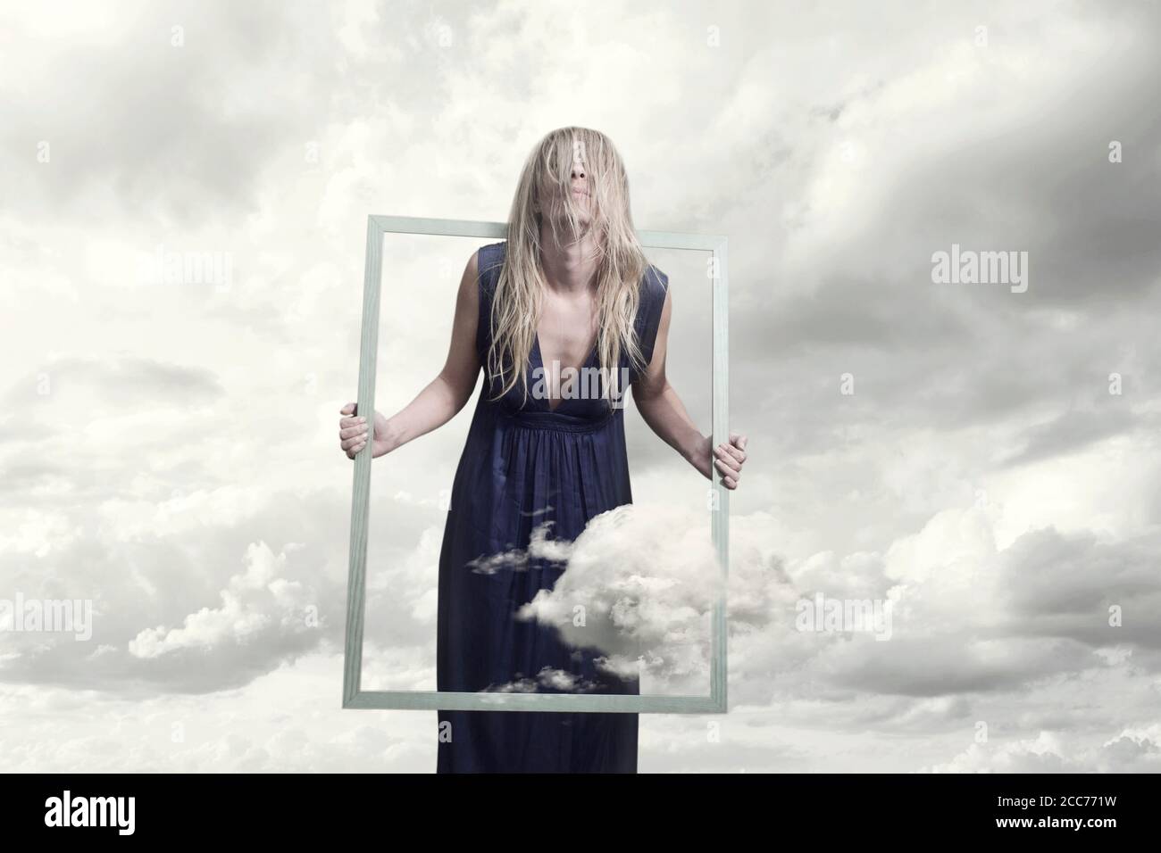 Surreales Bild einer Frau, die versucht, sich zu befreien Und Lauf weg von dem Rahmen, der sie enthält Stockfoto